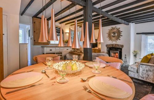 Milton Combe Casa | A Superb Bijou Retreat with Jacuzzi near an Excellent Village Pub