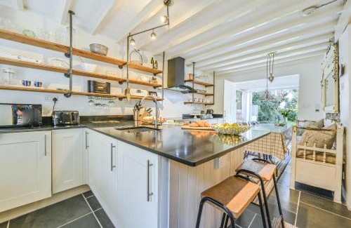 Milton Combe Casa | A Superb Bijou Retreat with Jacuzzi near an Excellent Village Pub