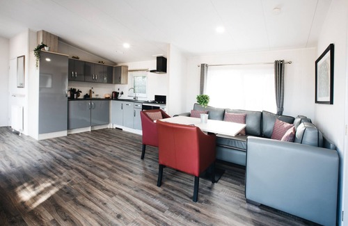 Barmston Cabaña | A superior lodge 3 that sleeps 8 guests in 3 bedrooms