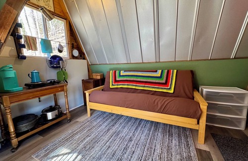 Bakersville Cabina | A Tiny A-Frame Glamping WiFi,Creek,Firepit,Grill Pet friendly