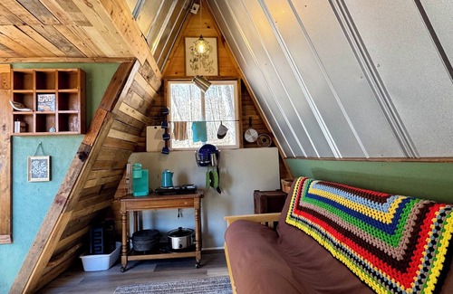 Bakersville Cabina | A Tiny A-Frame Glamping WiFi,Creek,Firepit,Grill Pet friendly