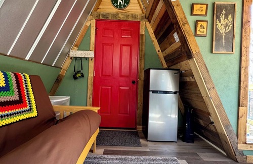 Bakersville Cabina | A Tiny A-Frame Glamping WiFi,Creek,Firepit,Grill Pet friendly