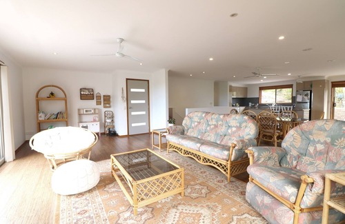 Berrambool Casa | A Touch of Bali - 3 Bedroom Pet friendly home. 3+ nights