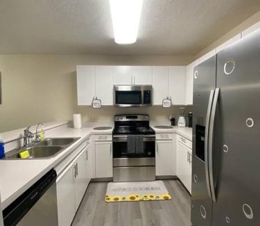 Terry Sanford Apartamento | A Touch of Sunshine Ideal For Long Term Stays