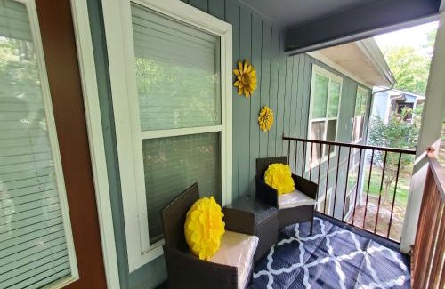 Terry Sanford Apartamento | A Touch of Sunshine Ideal For Long Term Stays