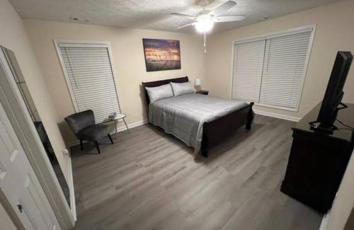 Terry Sanford Apartamento | A Touch of Sunshine Ideal For Long Term Stays