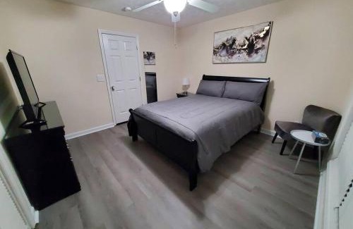 Terry Sanford Apartamento | A Touch of Sunshine Ideal For Long Term Stays