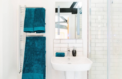 Deerhurst Casa | A tranquil countryside escape, with a Swimming Pool, Jacuzzi and Sauna!