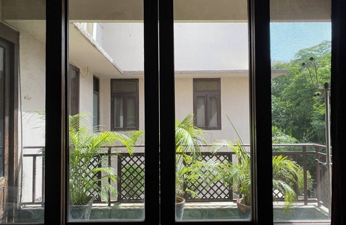 Lajpat Nagar Casa | A tranquil sojourn in the heart of the city. A spacious duplex with large rooms.