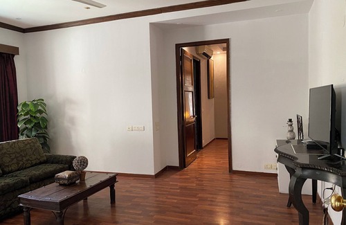 Lajpat Nagar Casa | A tranquil sojourn in the heart of the city. A spacious duplex with large rooms.