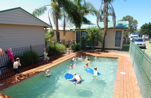 Kurnell Cabina | Un parque turístico de estilo tropical de Queensland que ofrece alojamiento asequible.