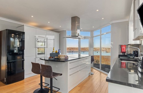 Pembroke Dock Cabaña | 4 bedroom accommodation in Pembroke Dock