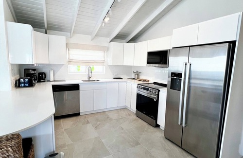 Old Trees Bay Apartamento | A True Slice of Paradise in Paynes Bay, Newly renovated upper level apartment.