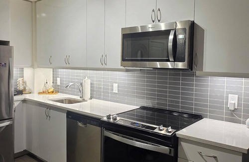 Humber Bay Condominio | A True Urban Oasis by the Water! A luxury stay at this Highrise condo.