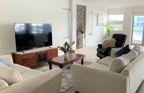 Geographe Casa | A two-story luxury home on the Port Geographe Canals