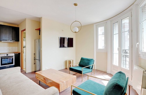 Les Puces de Saint-Ouen Apartamento | A Typical 1-BR in St-Ouen Parisian Flea Market