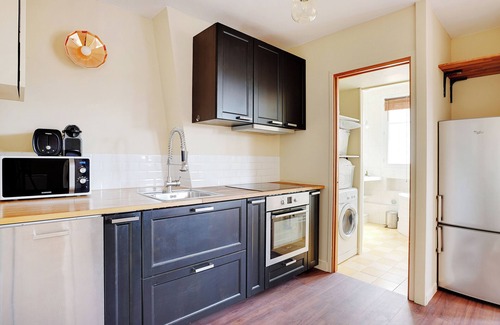 Les Puces de Saint-Ouen Apartamento | A Typical 1-BR in St-Ouen Parisian Flea Market