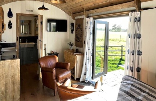 Brisley Cabina | Luxury Shepherds Hut in beautiful Brisley for 2, nr North Norfolk