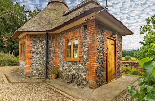 East Tuddenham Apartamento | A unique octagonal brick and flint thatched Victorian cottage nestling in a tranquil village locatio