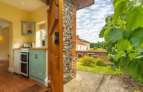 East Tuddenham Apartamento | A unique octagonal brick and flint thatched Victorian cottage nestling in a tranquil village locatio