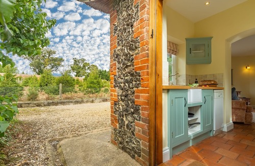 East Tuddenham Apartamento | A unique octagonal brick and flint thatched Victorian cottage nestling in a tranquil village locatio