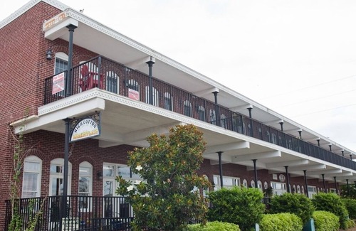 Historic Downtown Apalachicola Condominio | Una casa de vacaciones con una vista del río.