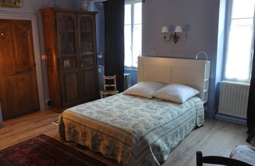 Saulieu Cama Y Desayuno | A vast room in the heart of the village.