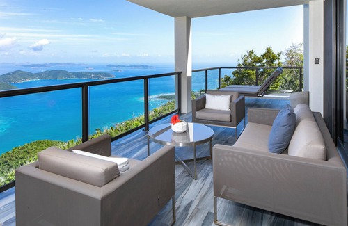 Estate Carolina Villa | Impresionantes vistas y pasos de una piscina de clase resort y un spa personalizado.