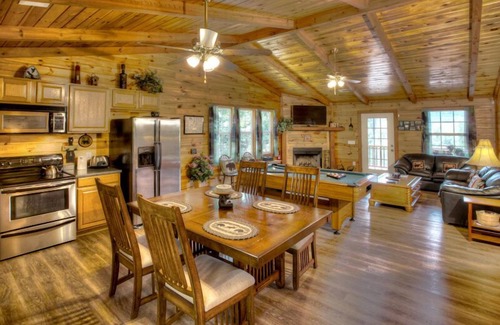 Sautee Nacoochee Cabina | A View From Above | Dog Friendly w/ Screened in Porch and Hot Tub, Near Helen GA
