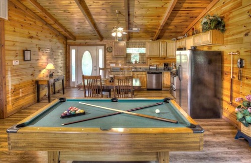 Sautee Nacoochee Cabina | A View From Above | Dog Friendly w/ Screened in Porch and Hot Tub, Near Helen GA