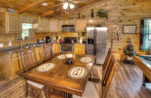 Sautee Nacoochee Cabina | A View From Above | Dog Friendly w/ Screened in Porch and Hot Tub, Near Helen GA