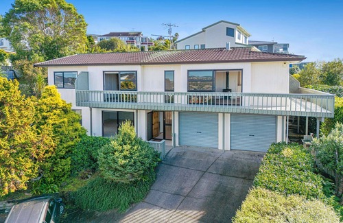 Orewa Casa | A View from the Heights -3 bedroom house in Orewa, walking distance to beach