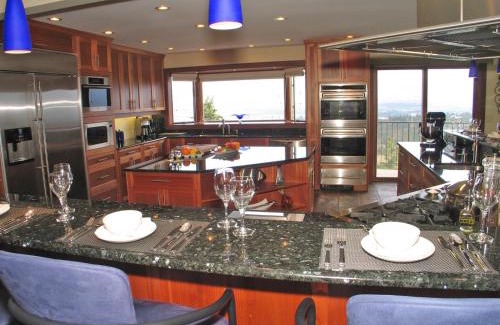 West Kelowna Estates Cama Y Desayuno | A View of the Lake B & B
