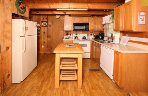 Gatlinburg - Pigeon Forge Cabina | A Walk In The Clouds: Cozy 2BR cabin in Sevierville with stunning mountain views.