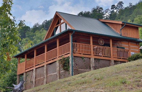 Gatlinburg - Pigeon Forge Cabina | A Walk In The Clouds: Cozy 2BR cabin in Sevierville with stunning mountain views.
