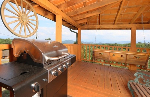 Gatlinburg - Pigeon Forge Cabina | A Walk In The Clouds: Cozy 2BR cabin in Sevierville with stunning mountain views.