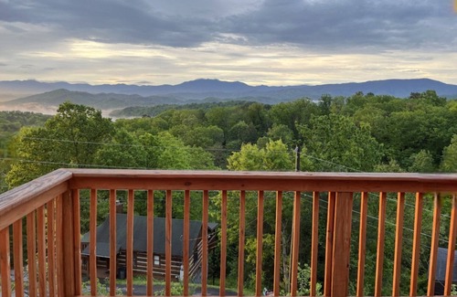 Gatlinburg - Pigeon Forge Cabina | A Walk In The Clouds: Cozy 2BR cabin in Sevierville with stunning mountain views.