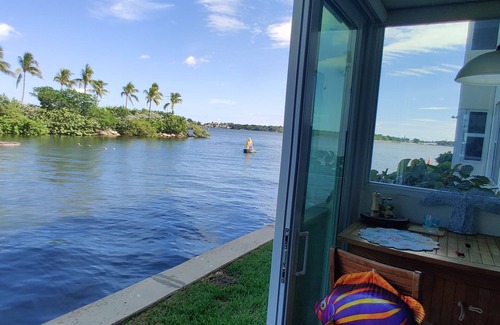 Boynton Beach Condominio | A water view from every room. This hidden gem is a must for the winter months.