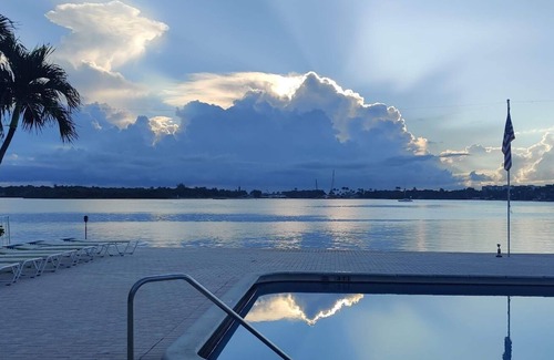 Boynton Beach Condominio | A water view from every room. This hidden gem is a must for the winter months.