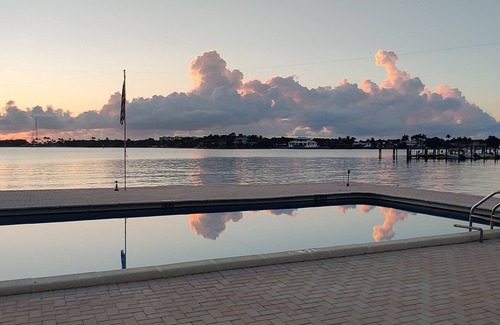 Boynton Beach Condominio | A water view from every room. This hidden gem is a must for the winter months.