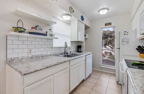 Sailhouse Condominio | A Wave From It All Rryc22 3 Bedroom Condo by RedAwning