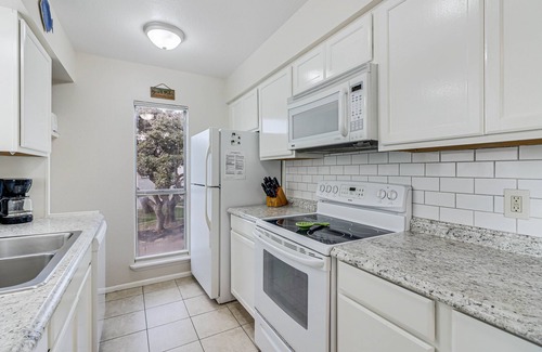 Sailhouse Condominio | A Wave From It All Rryc22 3 Bedroom Condo by RedAwning