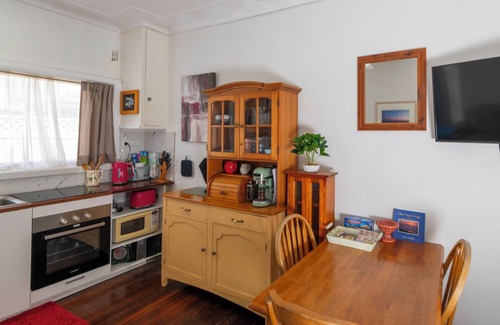 Cronulla Apartamento | A welcoming and cosy unit that is near Wanda beach and Cronulla Golf Course