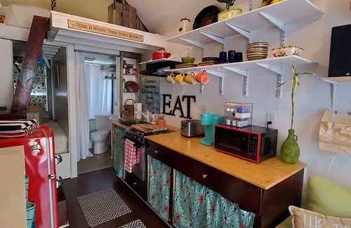 Gulf Breeze Cabaña | A whimsical Tiny House, shaded by Oaks and near sugar-sand Beaches and Bay!