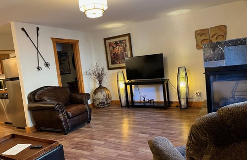 Taos Ski Valley Condominio | A Wilderness Perch in the Pines