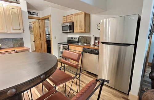 Taos Ski Valley Condominio | A Wilderness Perch in the Pines