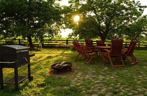 Sarow Casa | Un molino de viento para caer en el amor, la familia y perros con gran jardín
