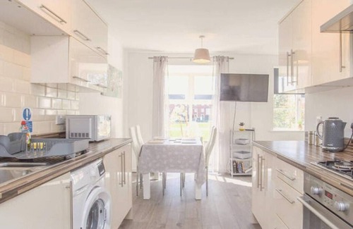 Peterborough Casa | A Wonderful Three Storey House in Hampton