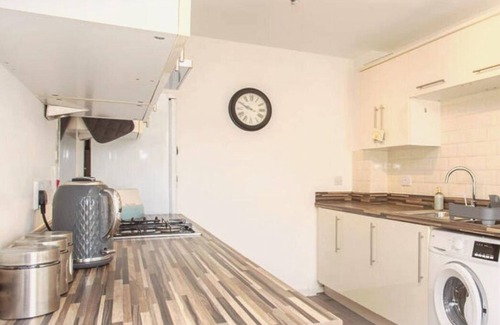 Peterborough Casa | A Wonderful Three Storey House in Hampton
