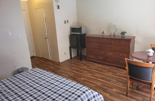 Pico - Robertson Hotel | (A05) Beverly Hills Hotel Style Unit